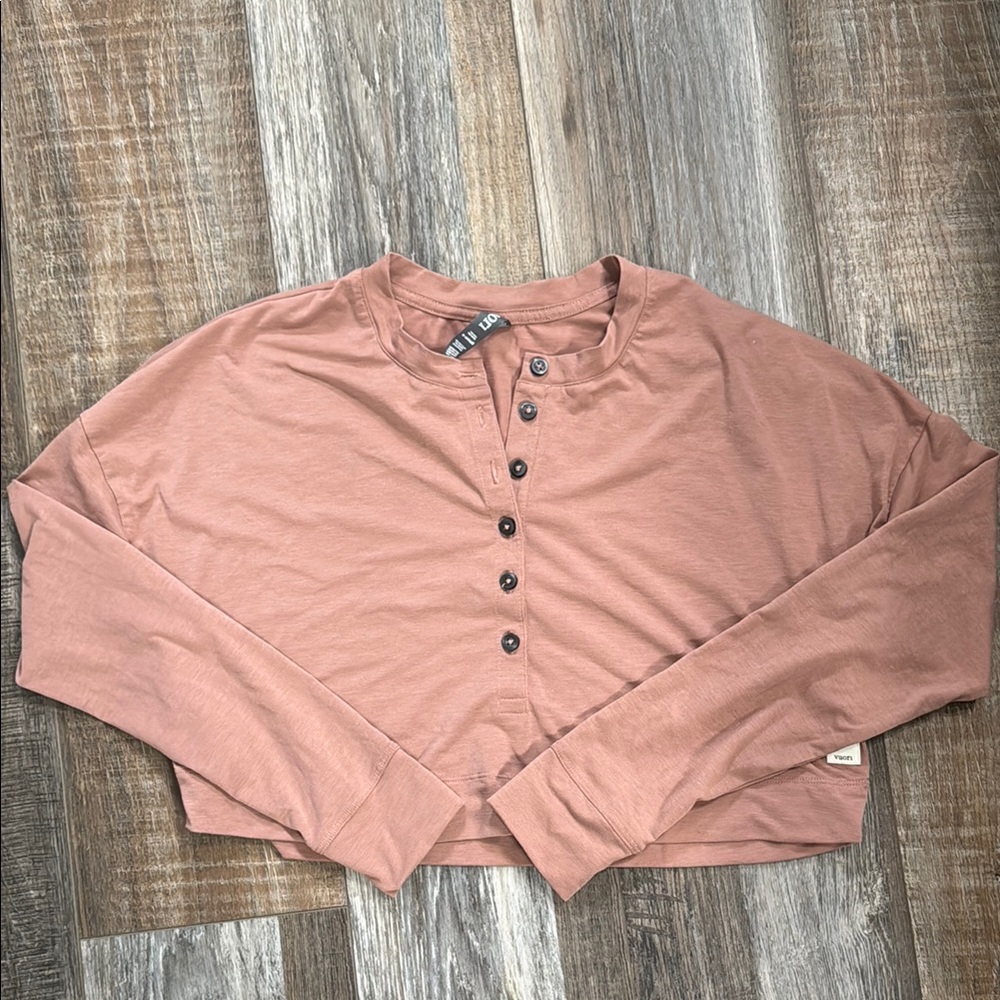Vuori Light Terracotta Avalon Henley Long Sleeve Shirt Cropped Top, XS